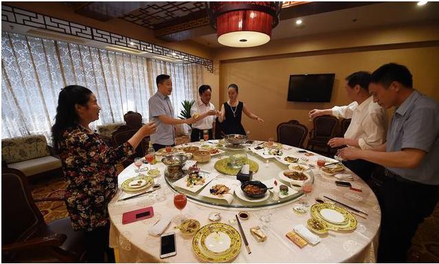 为何参加饭局,最好不要去拍照发朋友圈?早知道,早提防(图3) 为何参加饭局,最好不要去拍照发朋友圈?早知道,早提防(图3)