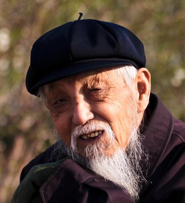 耄耋老人的忠告：饭局上有这3个习惯的人，不堪大用！别不信(图1)